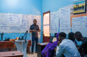 A-Tombouctou-des-jeunes-suivent-une-formation-sur-laudiovisuel