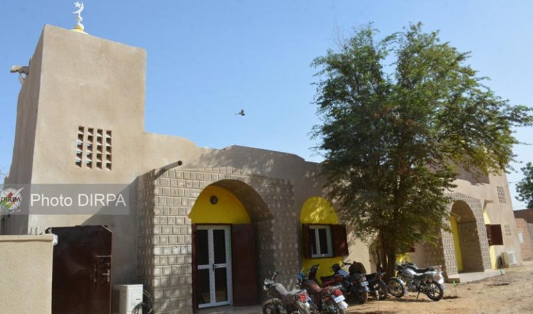 seydou-niangadou-commandant-inaugure-nouvelle-mosque-tombouctou-768x453