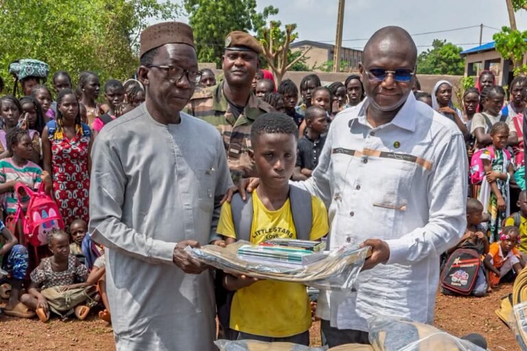 Œuvres sociales : 200 élèves du Groupe scolaire Amadou Aya de Kati dotés de kits scolaires